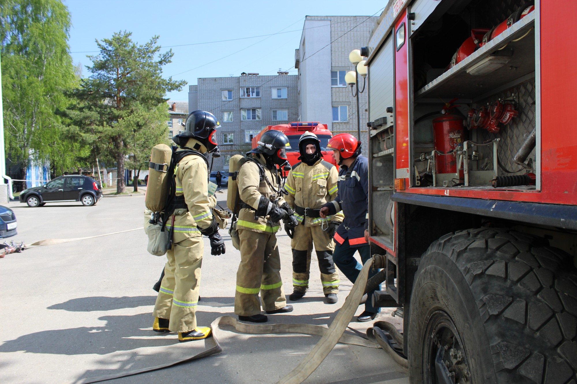 Почти 600 человек эвакуировали во время пожарных учений в школе № 11